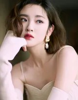 唐艺昕私房光影间低语缎面吊带长裙勾勒柔美曲线 唐艺昕立于门边光影交界处,身体曲线被长裙完美勾勒,她微微低头,神情温柔若有所思,仿佛在等待或回忆某个时刻