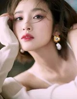 唐艺昕私房光影间低语缎面吊带长裙勾勒柔美曲线 唐艺昕蜷坐在柔软床铺中,双臂环膝,灰色吊带裙包裹出纤细身形,她眼神恬静望向前方,宛如一幅静谧的油画