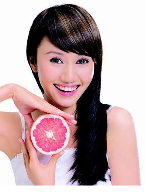 袁泉:时光雕刻的隽永之美 袁泉黑白肖像,光影交错凸显其雕塑般面部轮廓