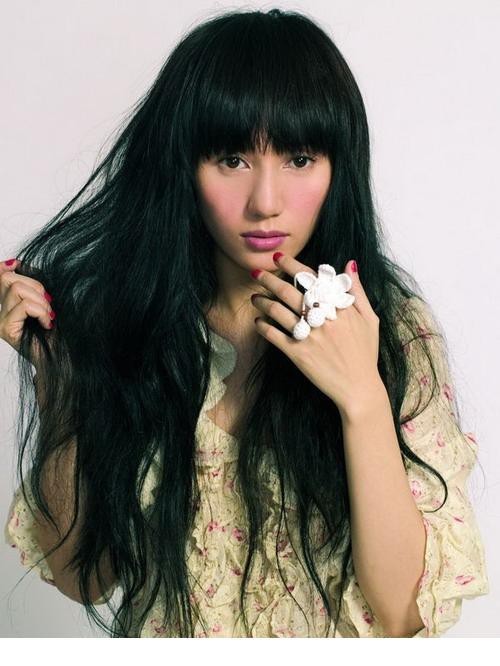 袁泉:时光雕刻的隽永之美 袁泉身着简约黑衣,回眸间尽显优雅与故事感