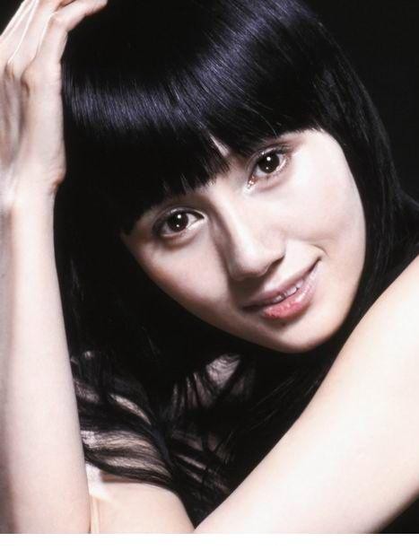 袁泉:时光雕刻的隽永之美 袁泉目光温柔直视镜头,散发从容自信的内在力量